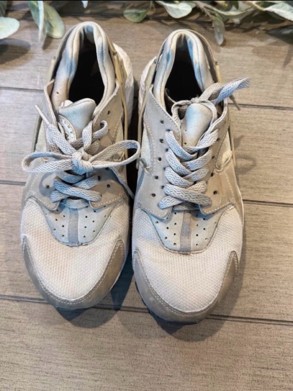 Nike Women's Huaraches in Light Gray and White